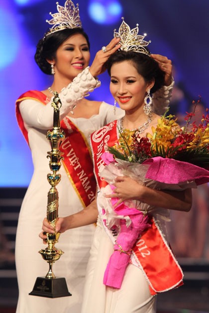 Hoa hậu Ngọc Hân trao vương miện cho Thu Thảo.